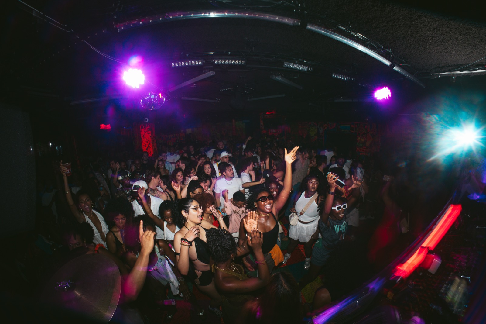 Crowd energy at Calentura